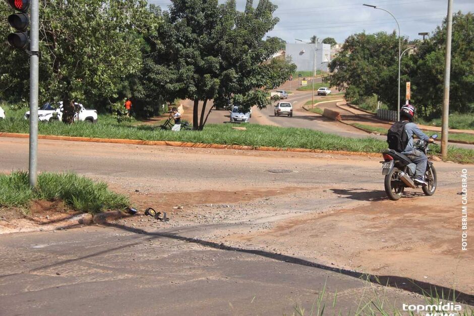 O motociclista Jeferson Correia Soares, de 40 anos morreu ao perder o controle do veículo e bater em um poste