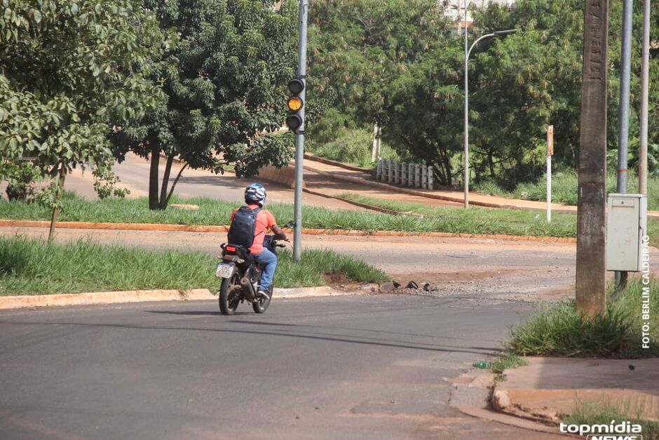 O motociclista Jeferson Correia Soares, de 40 anos morreu ao perder o controle do veículo e bater em um poste