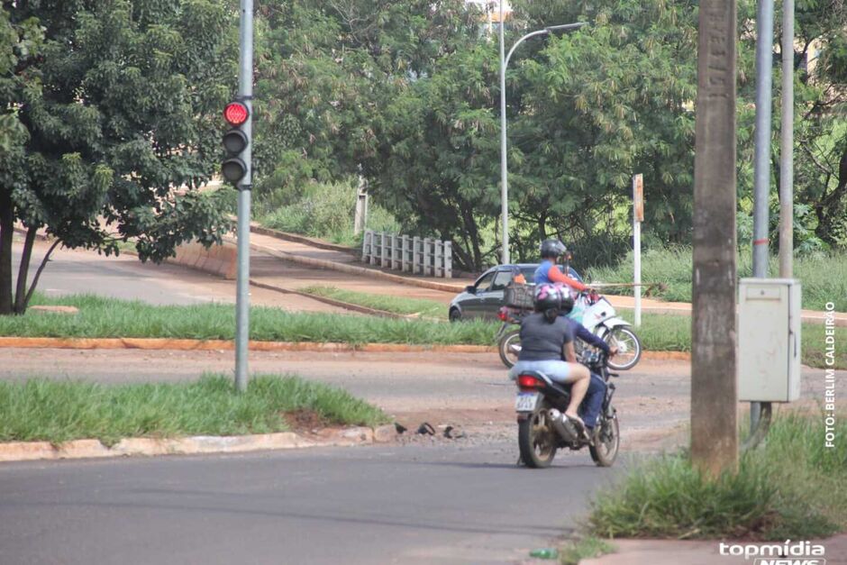 O motociclista Jeferson Correia Soares, de 40 anos morreu ao perder o controle do veículo e bater em um poste