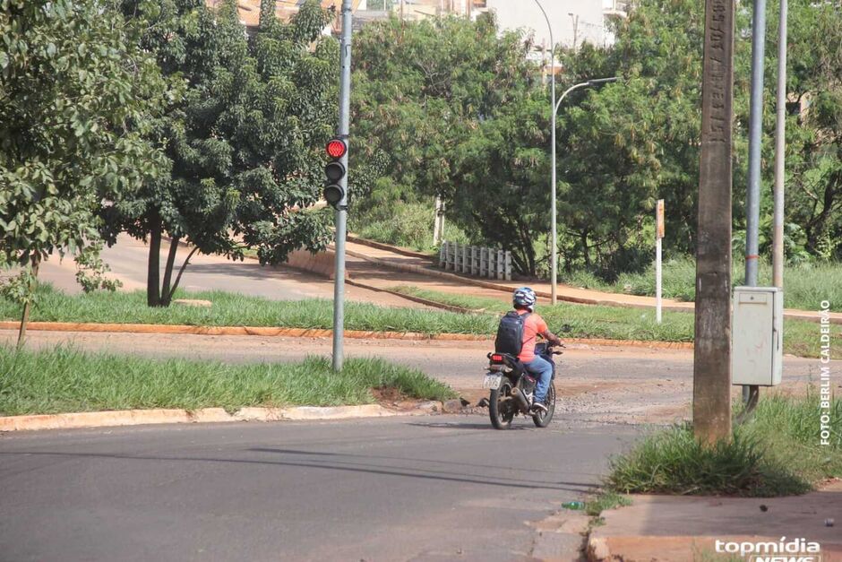 O motociclista Jeferson Correia Soares, de 40 anos morreu ao perder o controle do veículo e bater em um poste