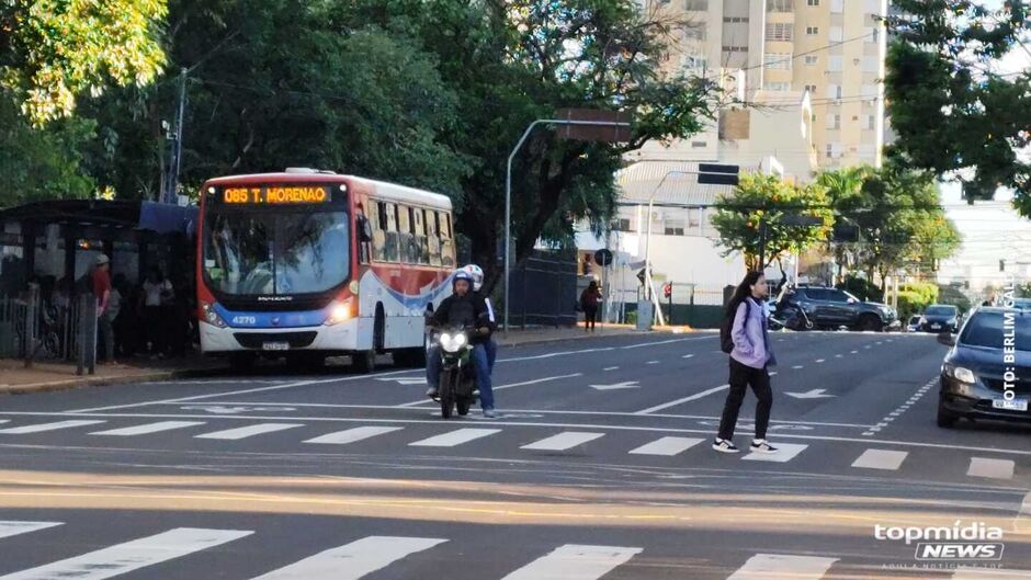 Com o avanço do ar mais frio, o tempo fica mais firme, com sol e variação de nebulosidade