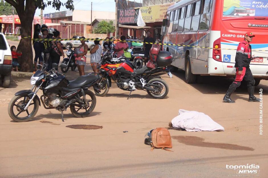 Vítima morreu após ser atropelada pelo ônibus