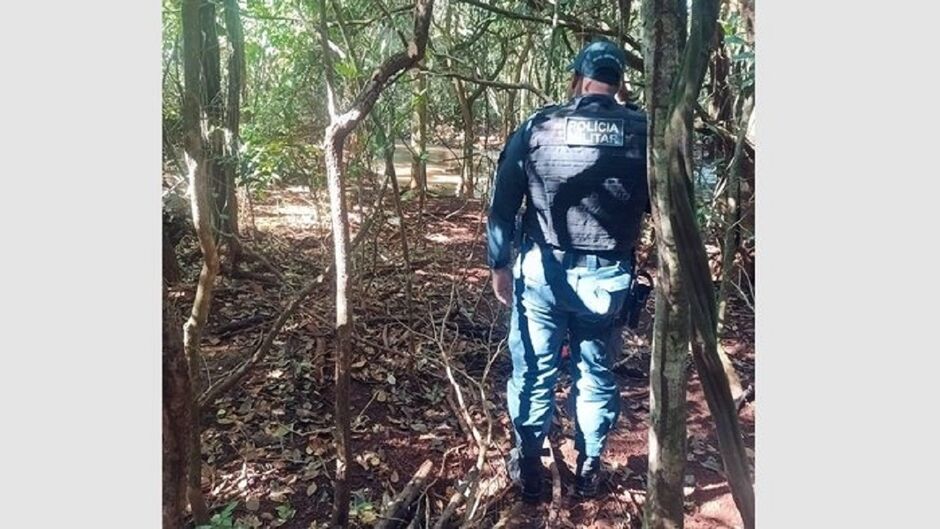 Polícia esteve em área de mata onde suspeito se escondeu