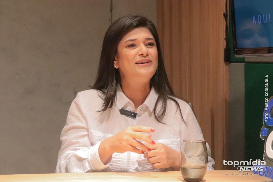 Rose acena em direção a Reinaldo e Riedel 