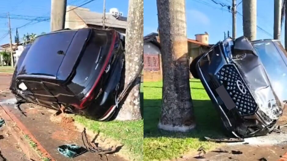 O carro ficou parcialmente capotado