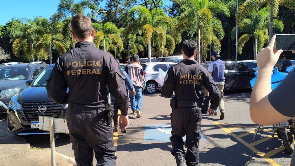 Policiais deixaram Agraer com documentos e malote