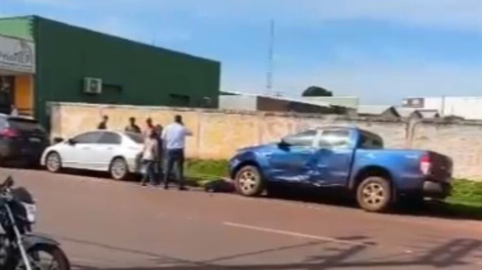 Vítima ficou caída em frente a própria caminhonete