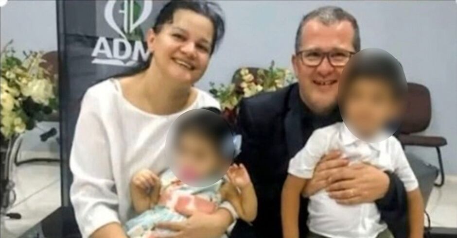 Filhos na igreja ao lado dos pais