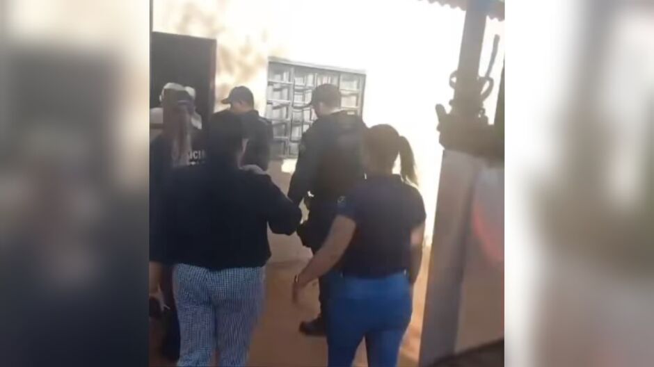 Momento em que a PM entra na casa para resgatar as crianças