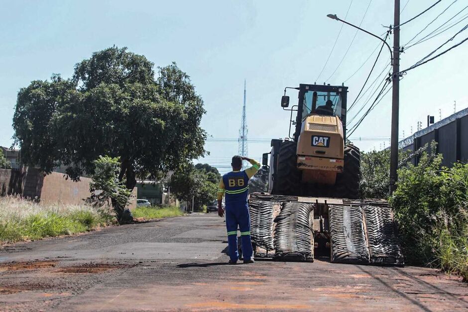 Tapamento de buracos com brita gerou questionamentos; segundo prefeitura, medida foi emergencial devido às chuvas intensas e garante mais segurança aos motoristas