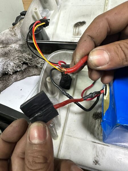 Bateria com fiação comprometida e com risco iminente de explosão