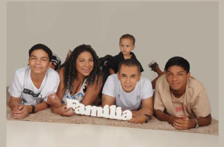 Janaína, Paulo e os filhos: casal unido e feliz celebra mais um ano de amor 