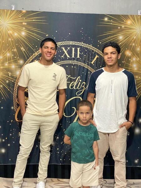 Janaína, Paulo e os filhos: casal unido e feliz celebra mais um ano de amor 
