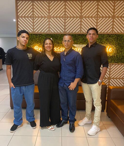 Janaína, Paulo e os filhos: casal unido e feliz celebra mais um ano de amor 