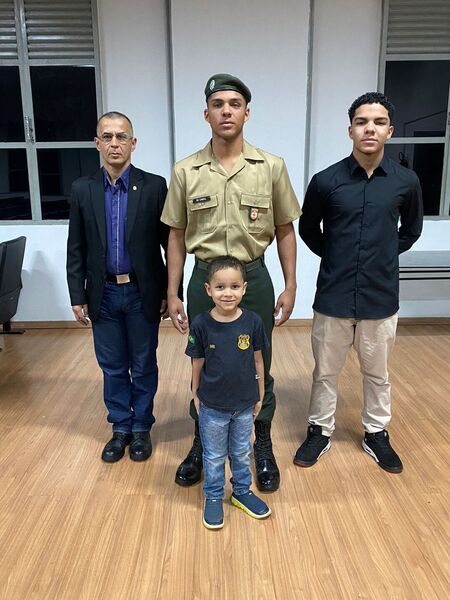 Janaína, Paulo e os filhos: casal unido e feliz celebra mais um ano de amor 