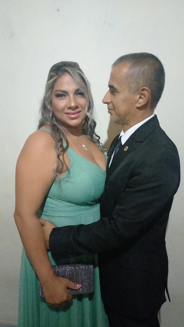 Janaína, Paulo e os filhos: casal unido e feliz celebra mais um ano de amor 