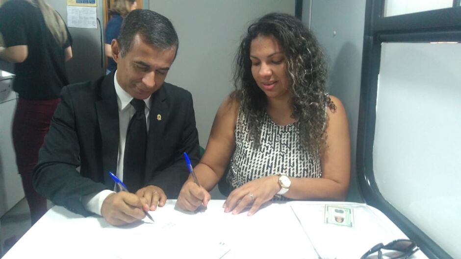 Janaína, Paulo e os filhos: casal unido e feliz celebra mais um ano de amor 