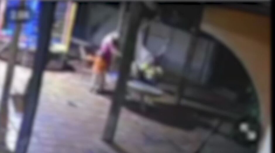 Criança correu para abraçar a mãe