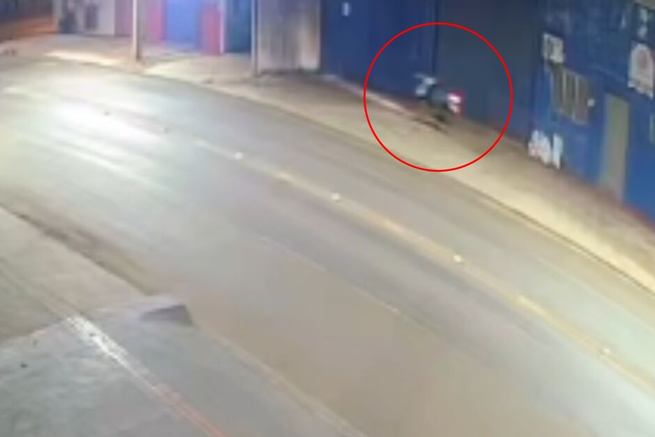As imagens mostram o momento em que a vítima perde controle da moto