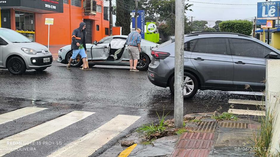 Mustang ficou com a lateral esquerda danificada