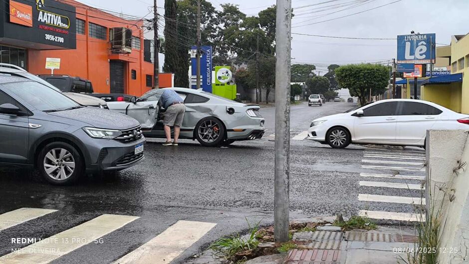 Mustang ficou com a lateral esquerda danificada