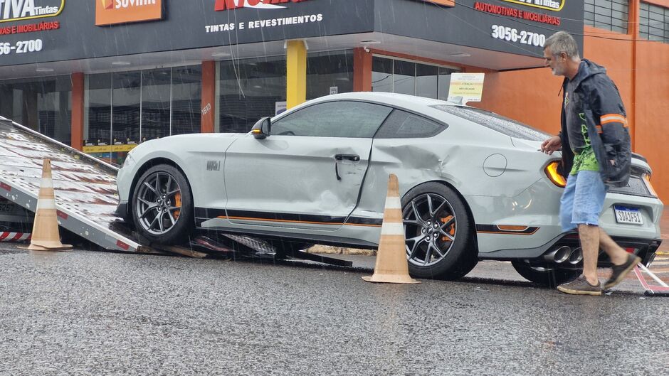 Mustang ficou com a lateral esquerda danificada