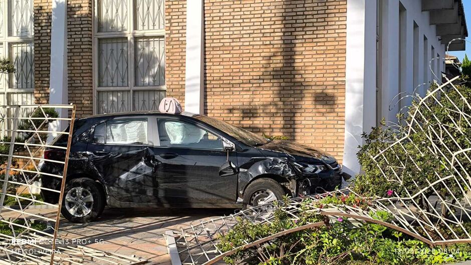 Antes de capotar o Onix foi atingido por um HB20 na Rua Brilhante