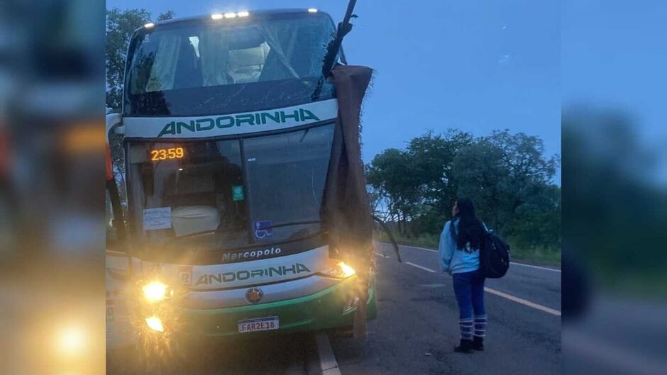 Ônibus foi atingido pela peça do caminhão