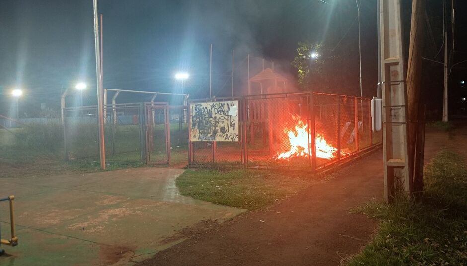 Uma casa de bonecas foi incendiada durante a noite de ontem