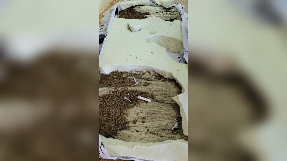 Droga estava escondida em meio a espuma do colchão: