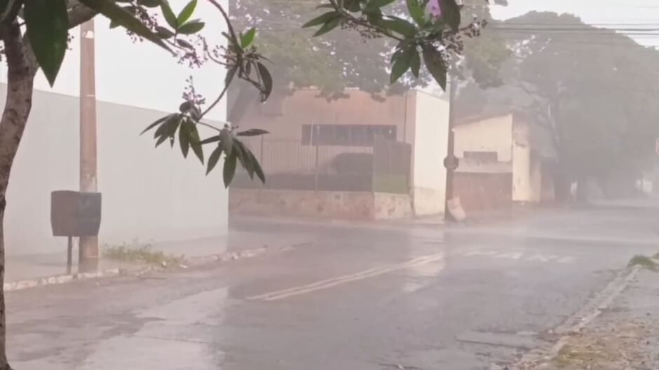 A chuva começou no final da tarde deste domingo 