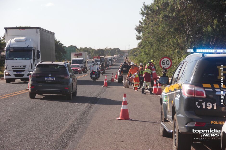Piloto e garupa tiveram ferimentos graves 