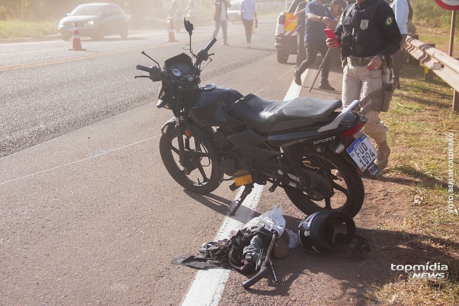 Piloto e garupa tiveram ferimentos graves 