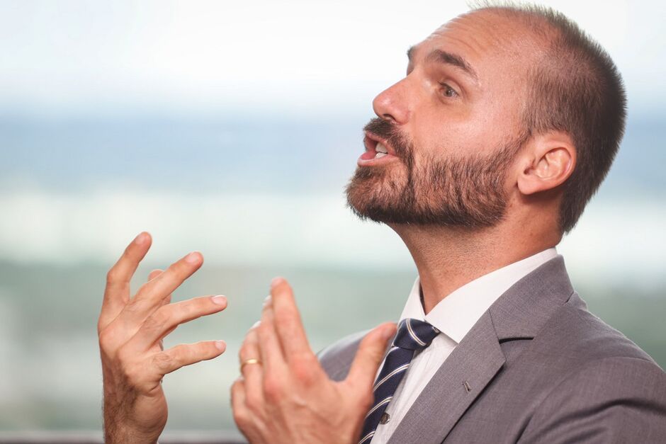 Filho ''03'' de Bolsonaro deve ficar nos EUA 