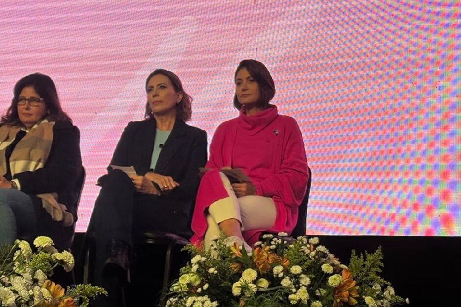 Michelle está aflita com teimosia de Bolsonaro 