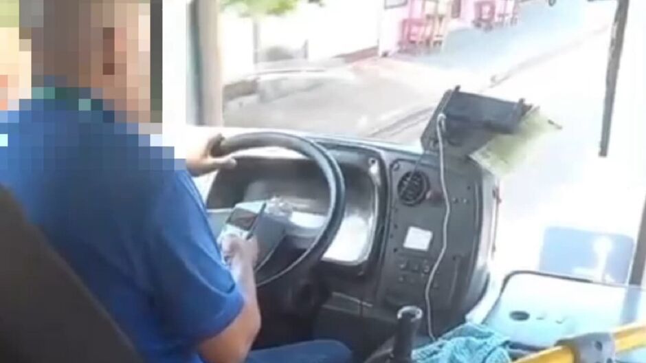 Motorista foi flagrado por passageira 