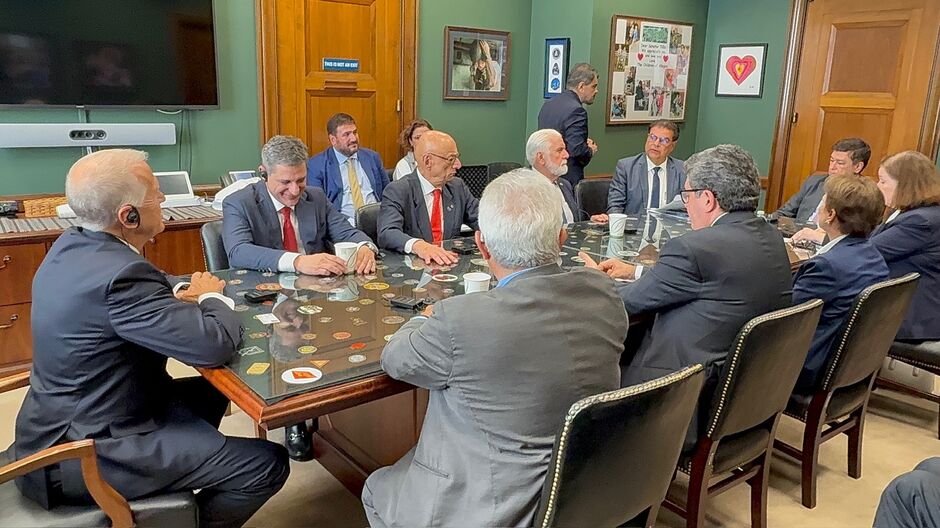 Nelsinho e colegas em conversa com senador Tillis 