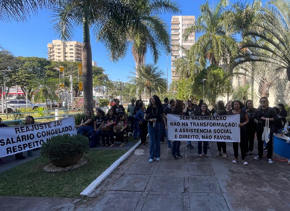 Protesto ocorreu no Paço Municipal 