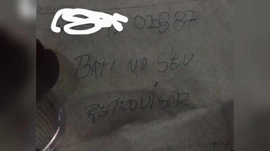 Carlos encontrou bilhete no para-brisa, ao retornar ao carro