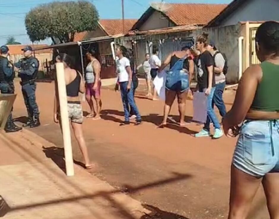 Mulheres ameaçaram bater em mãe de bebê /