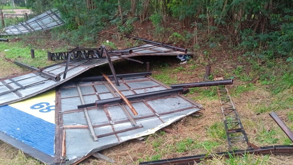 Fiscais a mando de Adriane derrubaram painéis