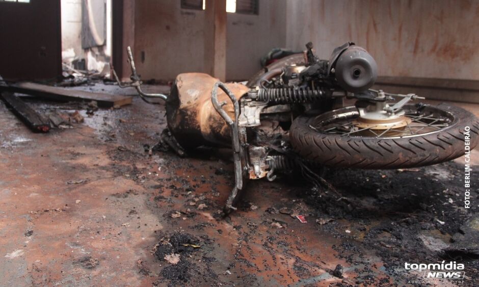 A casa foi completamente destruída pelo fogo