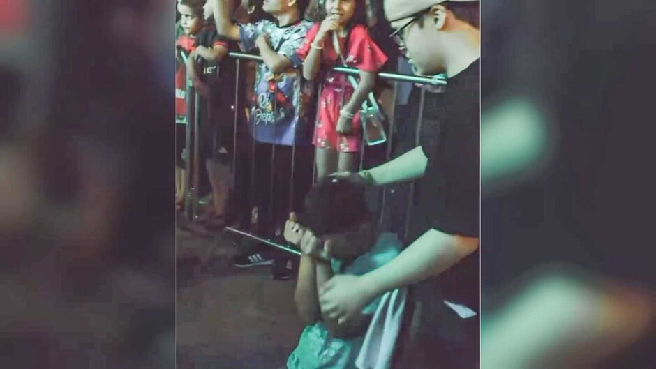 Isaac emocionado no show do João Gomes