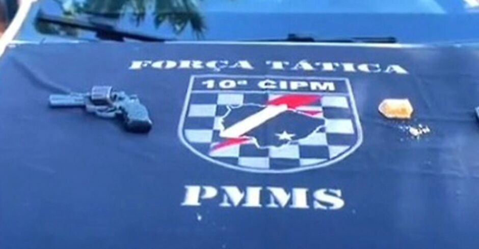 A arma foi apreendida dentro do imóvel onde a vítima estava