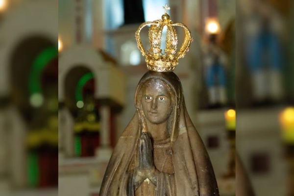 De acordo com fiéis, da imagem da santa saem substâncias como vinho, azeite e mel