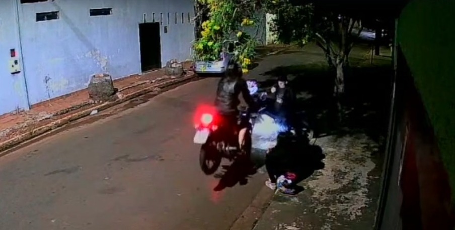 Os jovens aproveitam o role para empinar as motos