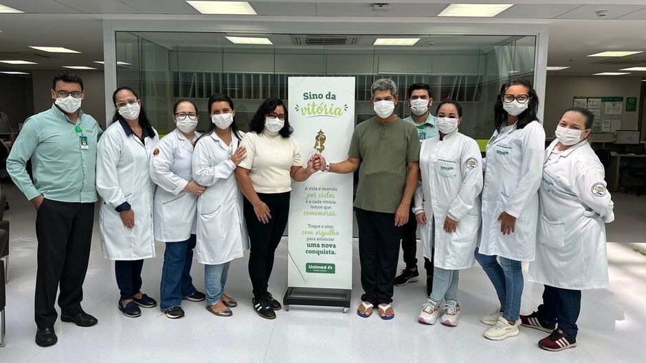 Após anos de espera e já transplantado, Jair tocou o sino da vitória ao lado da esposa