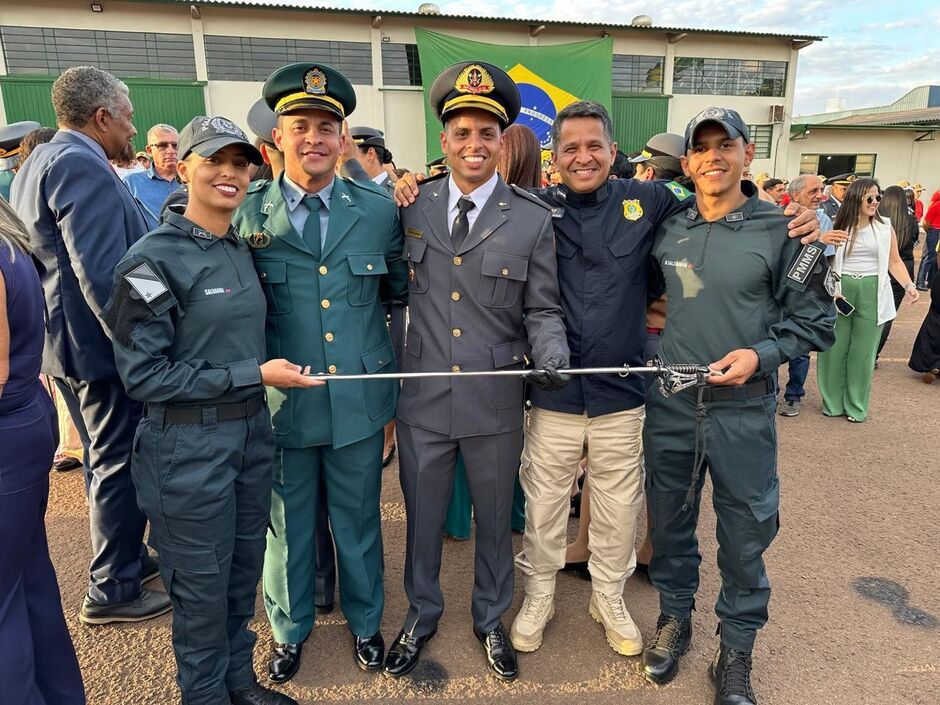 Oziel e os filhos policiais e bombeiro militar 