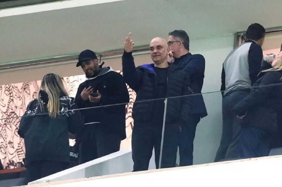 Fotógrafo mostrou gesto obceno de Moraes  