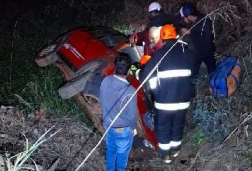 O veículo caiu dentro de um açude seco